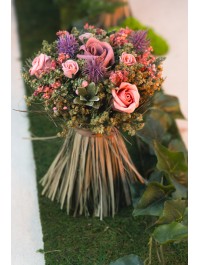 BOUQUET CHAMPETRE ROSES AV FEUILLAGES DIA 16CM X 20CM