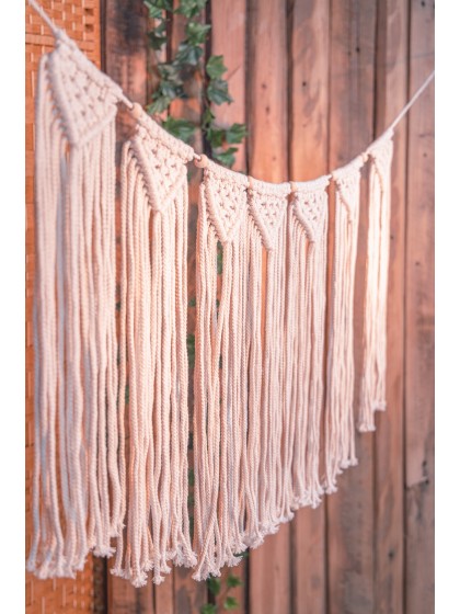 GUIRLANDE A FRANGES EN MACRAME ET PERLES 100CM X 49CM