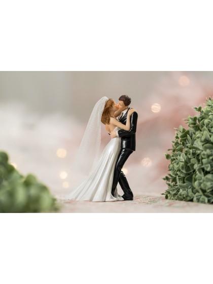 COUPLE MARIES RESINE BAISER 8.7CM X 6.3CM X 13.1CM