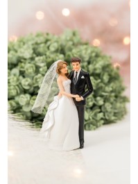 RESIN MARRIED COUPLE HOLDING THEIR HANDS 9CM X 5.3CM X 14.2CM