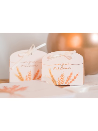 4 CARTON CANDY BOXES UN JOUR PRECIEUX 10.2CM X 5CM X 8CM