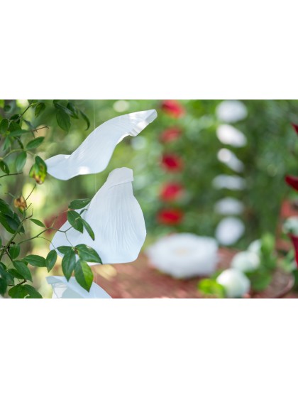 GARLAND WITH 10 BIG WHITE ROSE PETALS 28CM X 28CM X 180CM