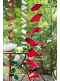 GUIRLANDE 10 GRANDS PETALES DE ROSE ROUGES 28CM X 28CM X 180CM