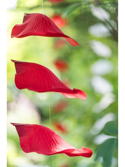 GUIRLANDE 10 GRANDS PETALES DE ROSE ROUGES 28CM X 28CM X 180CM