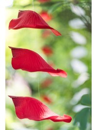 GUIRLANDE 10 GRANDS PETALES DE ROSE ROUGES 28CM X 28CM X 180CM