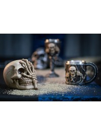 TETE DE MORT RESINE AVEC MAIN 16CM X 10CM X 12CM