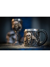 MUG KUNSTHARZ SKELETT GEFENGELNER DIA 9.5CM X 10CM