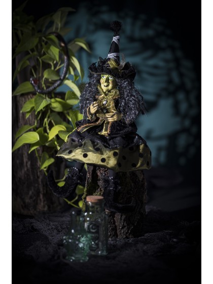 SORCIERE ROBE VERTE ASSISE OU A SUSPENDRE 15CM X 12CM X 47CM