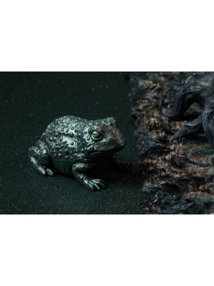 IRIDESCENT GREEN PLASTIC TOAD 7.5CM X 12.5CM X 6.5CM