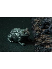 IRIDESCENT GREEN PLASTIC TOAD 7.5CM X 12.5CM X 6.5CM