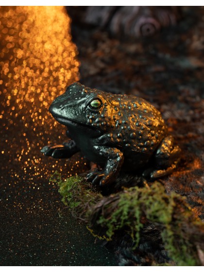 IRIDESCENT GREEN PLASTIC TOAD 7.5CM X 12.5CM X 6.5CM