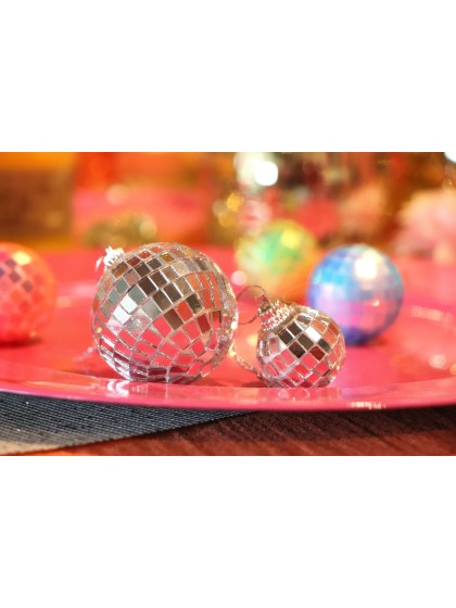 BOX OF 18 SILVER DISCO BALLS 10PCS DIA 3CM / 8PCS DIA 5CM